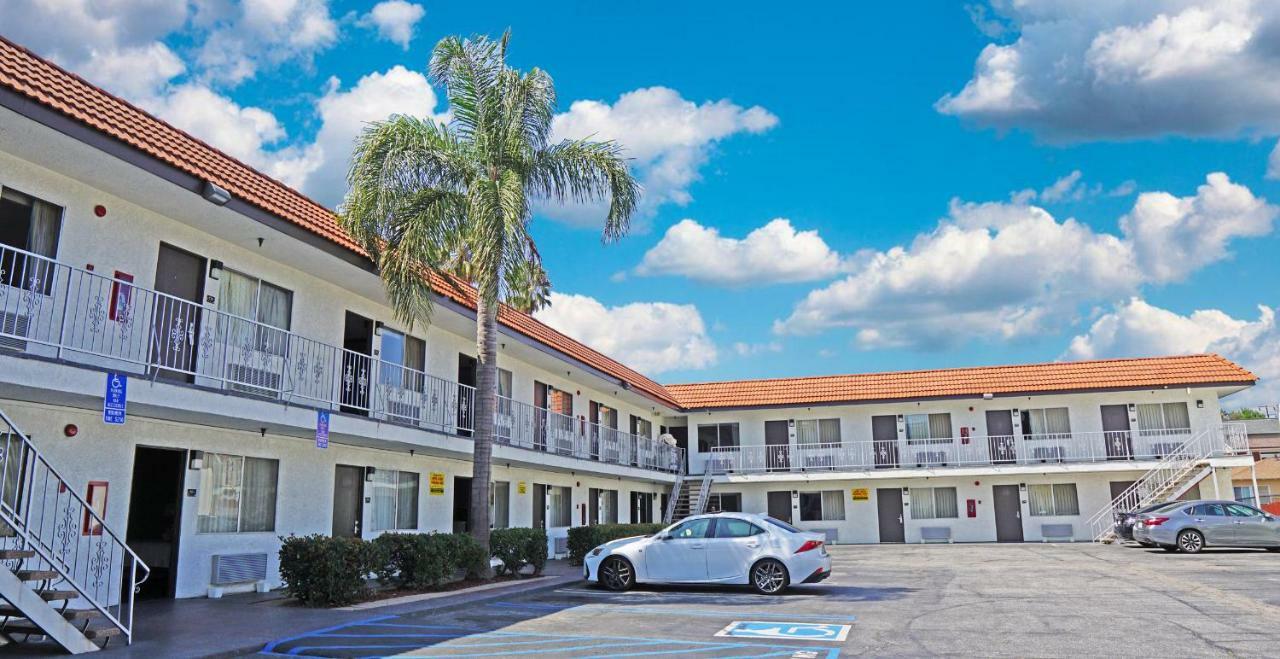Plaza Near Lax Motel 2*
